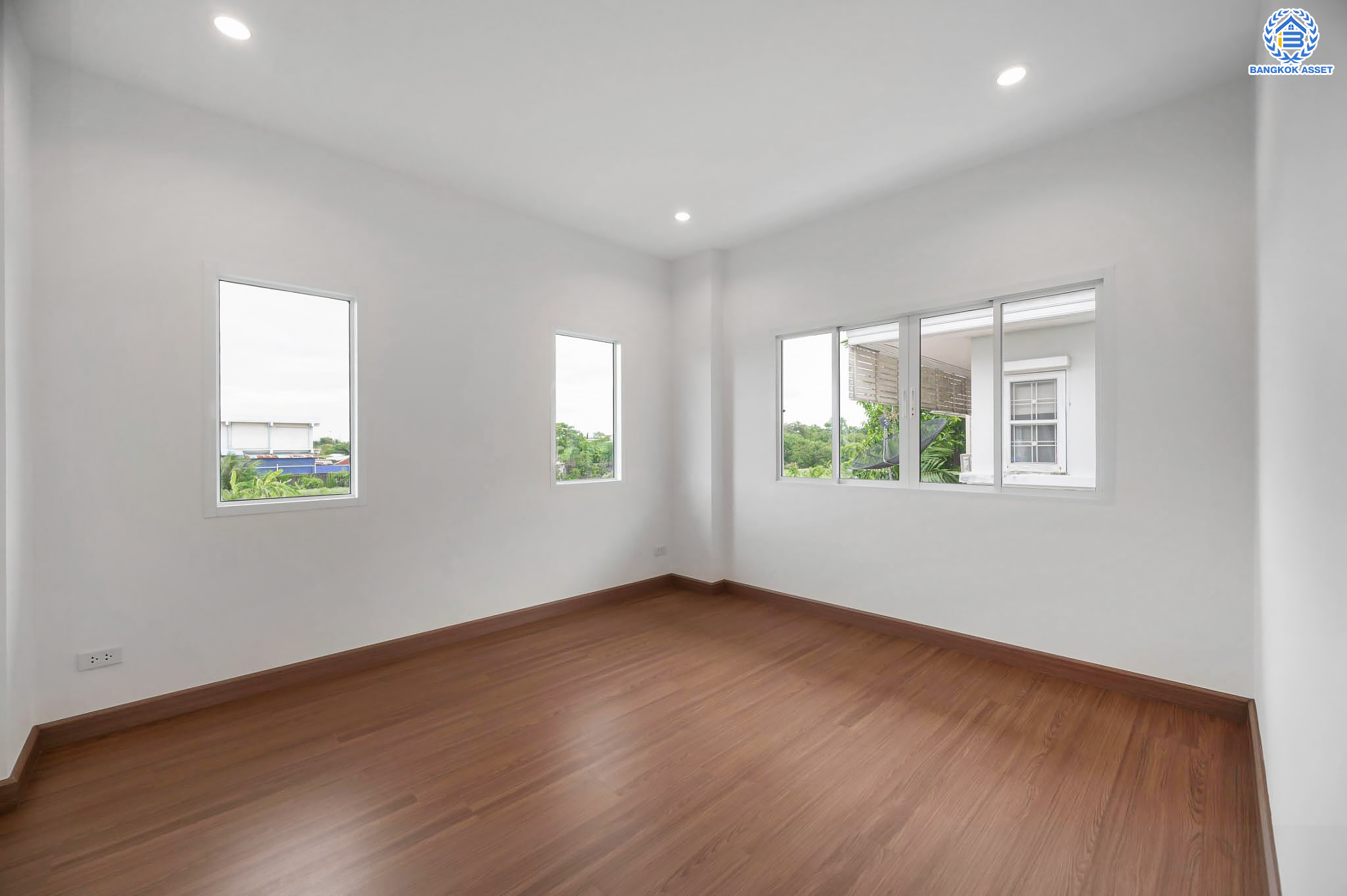 บ้านมือสองตกแต่งใหม่ โครงการ นาราวัลย์ บรมราชชนนี เนื้อที่ 71.8 ตร.ว. ฟังก์ชัน 3 ห้องนอน 4 ห้องน้ำ 1 ห้องแม่บ้าน จอดรถได้ 2 คัน บนพื้นที่ใช้สอยเกือบ 220.58 ตร.ม. พร้อมพื้นที่สีเขียวสนามหญ้ากว้างขวาง ตอบโจทย์ครอบครัวใหญ่ บนทำเลศักยภาพ เชื่อมต่อทั้งถนนกาญจนาภิเษก และทางคู่ขนานลอยฟ้าบรมราชชนนี ใกล้ ม.มหิดล, สถานีขนส่งสายใต้ใหม่ และเซ็นทรัลปิ่นเกล้า